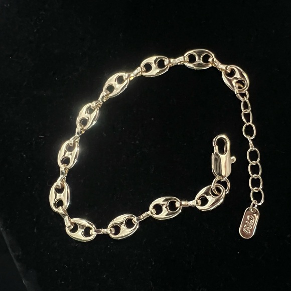 Jewelry - Gold-plated puffed mariner link bracelet.